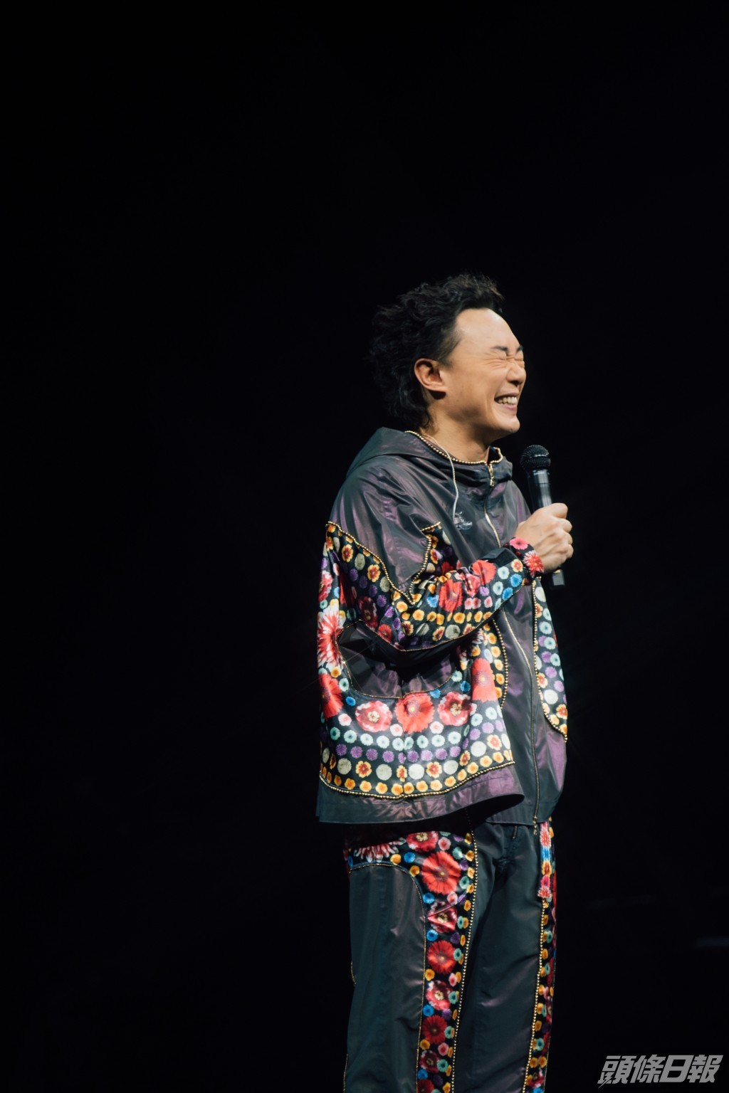 來到一口氣29首歌後的talk位，Eason笑道：「你哋真係好勁。我想問下大家會唔會每晚上網係到搜尋個騷有咩睇？」觀眾答：「睇呀。晚晚睇！」Eason笑說：「我就唔睇嘅， 唔怪之你個樣咁攰啦你。哈哈哈....其實最緊要係咩？最緊要係依家！Now！咁早知幾冇癮...」